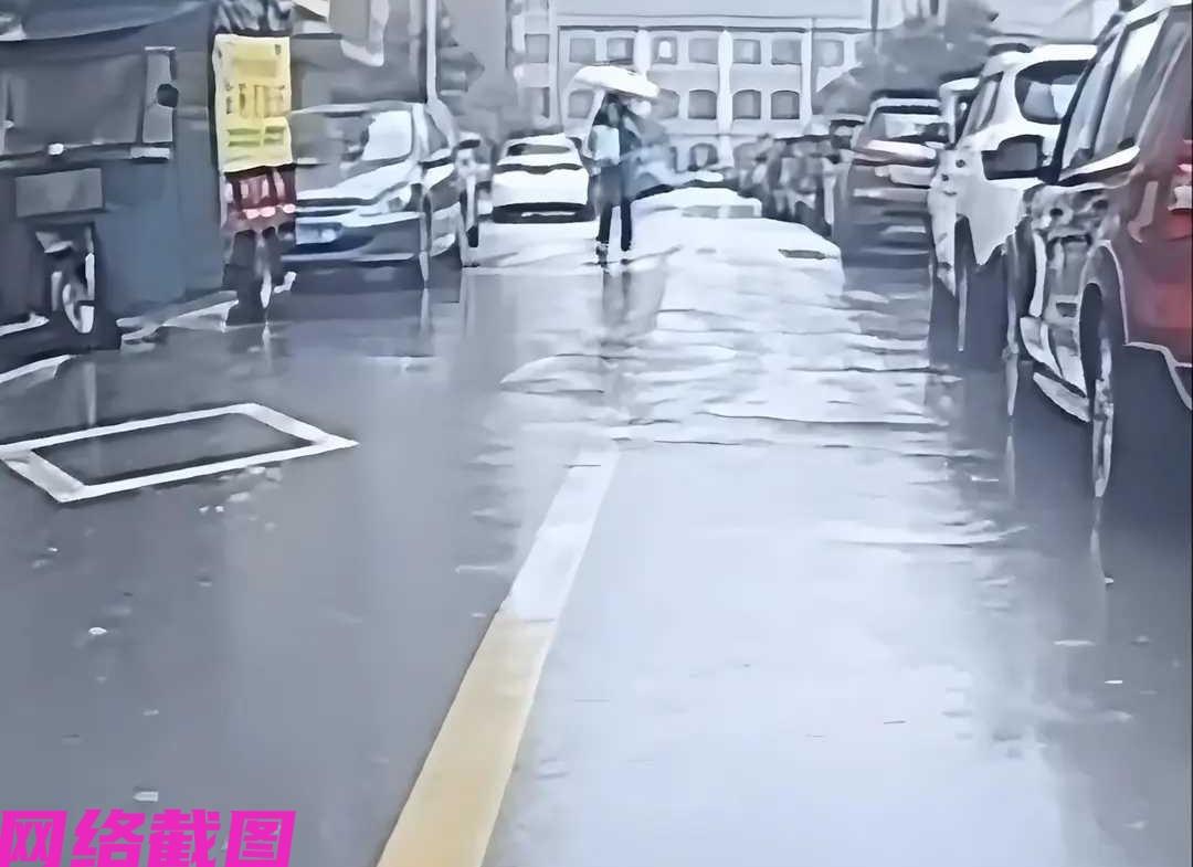 有名网约车司机等女乘客超十多分钟，后给女乘客打电话也不接，看外面又在下雨，司机师