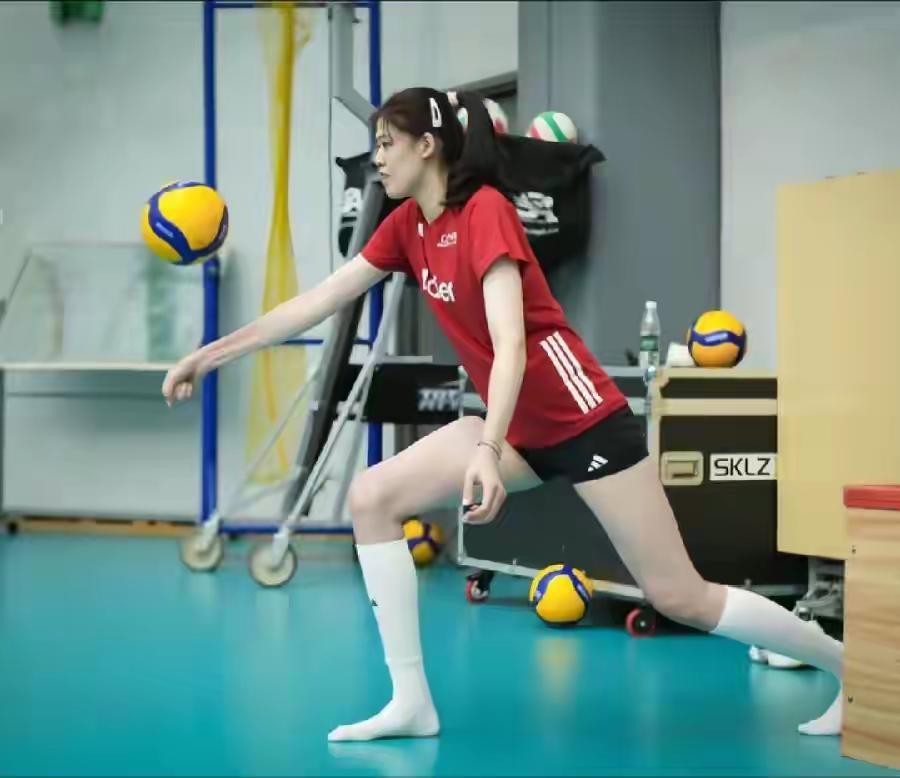 李盈莹带伤参加国家女排公开课活动，一是说明李盈莹虽未痊愈，但还是国家队的一员；二