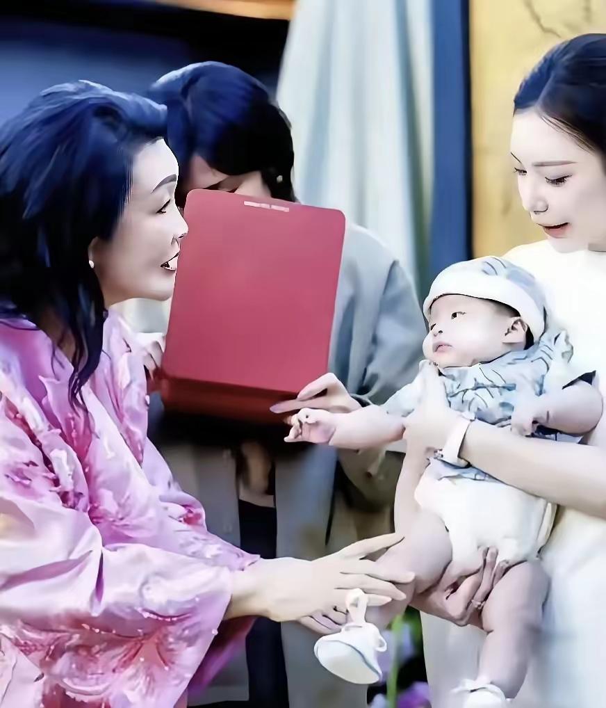 汪小菲小儿子汪吉辰的百日庆典圆满落幕，整场仪式热闹隆重、排面十足。远在台湾的一对