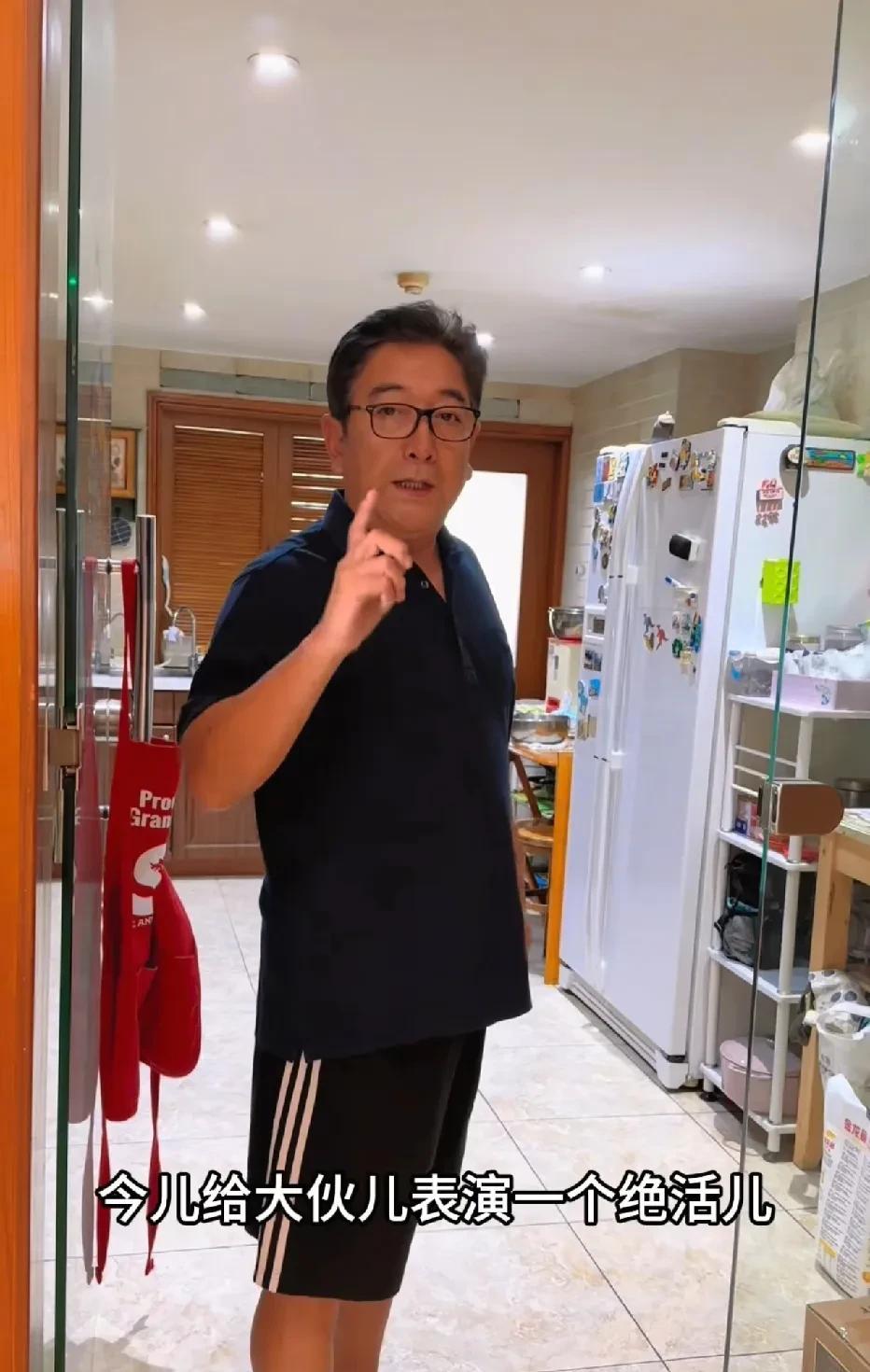 水均益老师退休后的生活真是让人意外。有人曝光他住老房子，墙砖掉落，插座还用胶带固