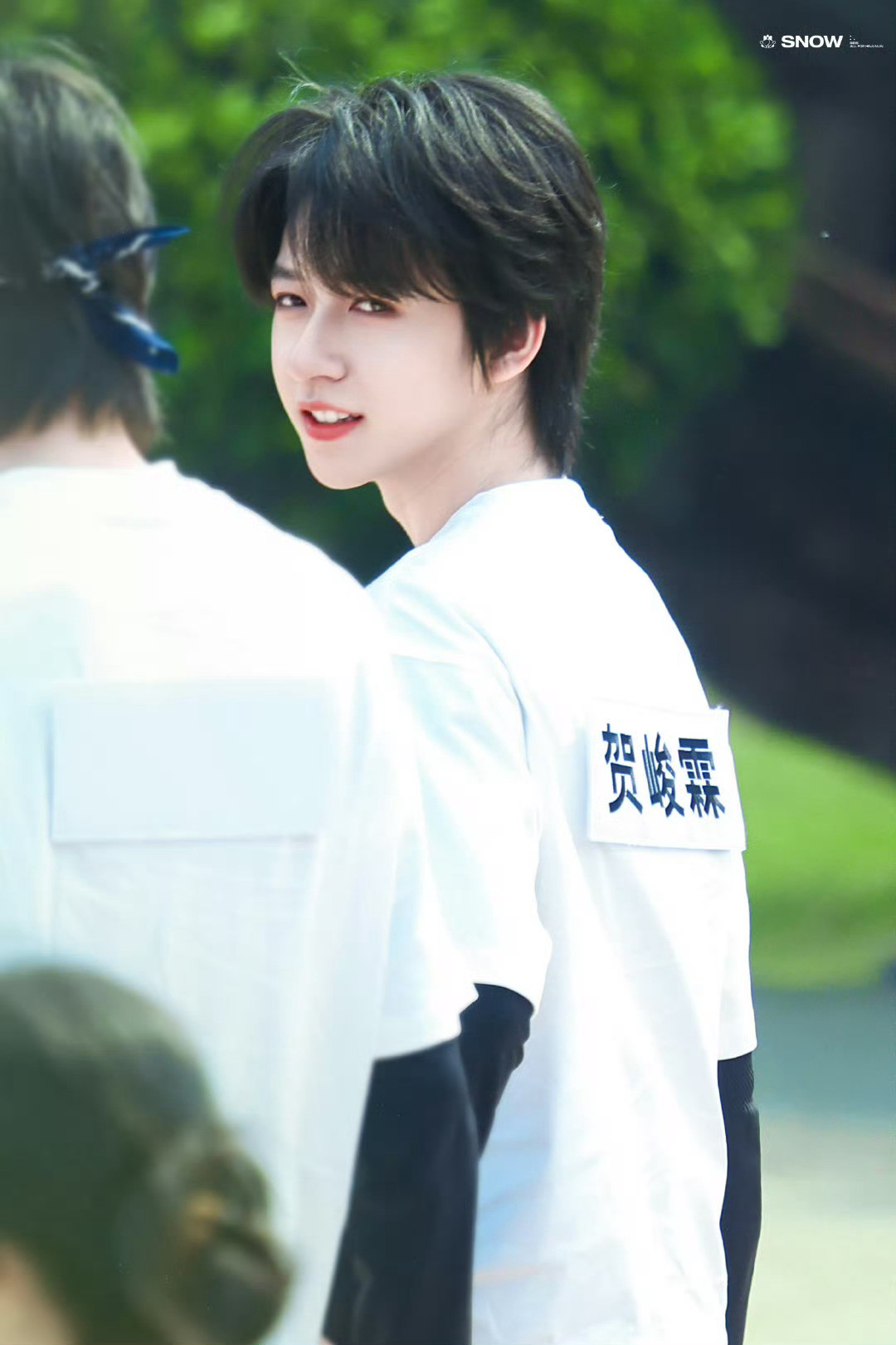 笑得好甜的🐰贺峻霖回头笑