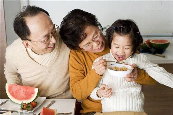 婆婆带孩子必备的这几个哄娃妙招, 其实是在耽误孩子的成长发育