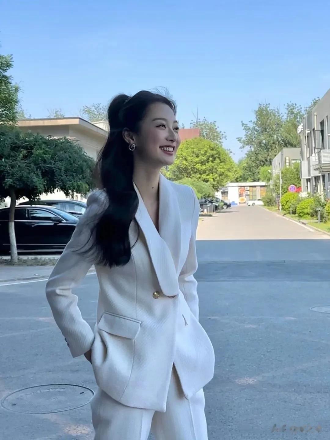 我觉得冯琳长得很漂亮，性格又好，还特别努力，挺棒的女孩儿，没什么短板，还有美貌加