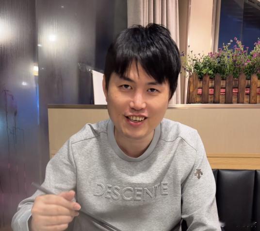 弹幕说熊掌电竞小气，枫哥说店里还欠9w然后出10万，真不能算小气dotadota