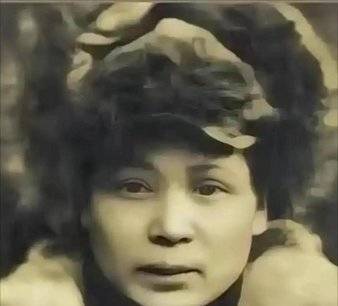 1950年，曾统领万人的红军副军长在武汉药铺门口被发现，怀里只有半包玉米面，路过