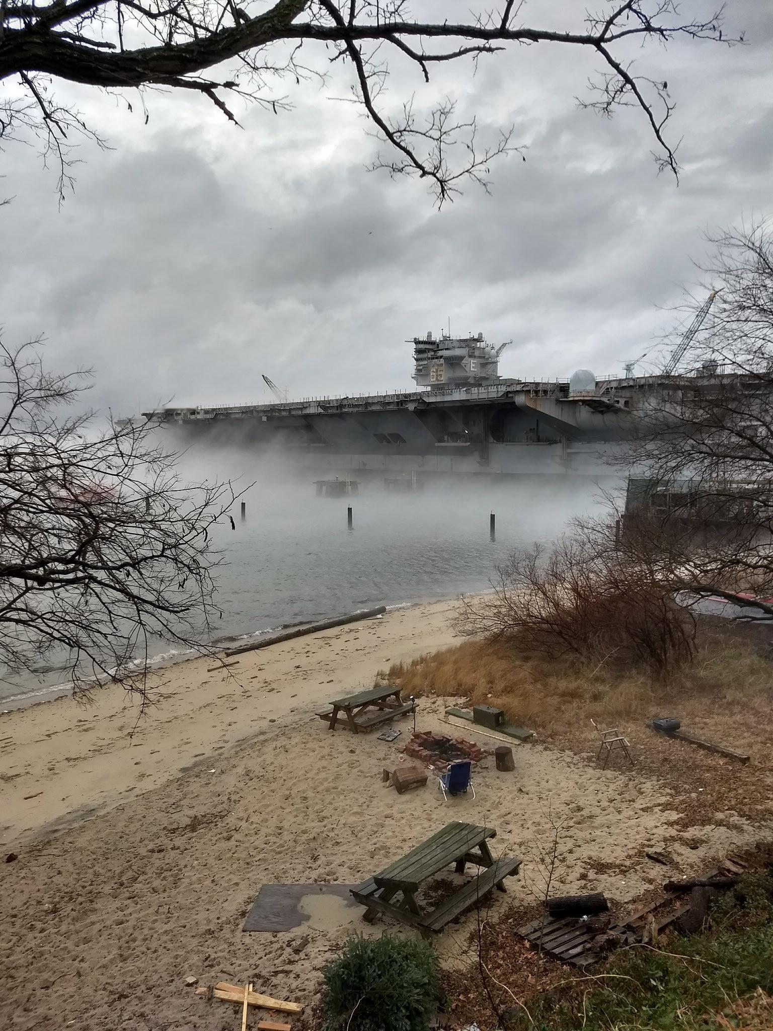 晨雾笼罩下，拆解作业中的企业号