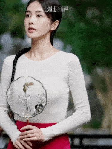 一个镜头告诉你，白鹿的身材有多漂亮！女人的美貌与内在智慧哪个更重要?白鹿