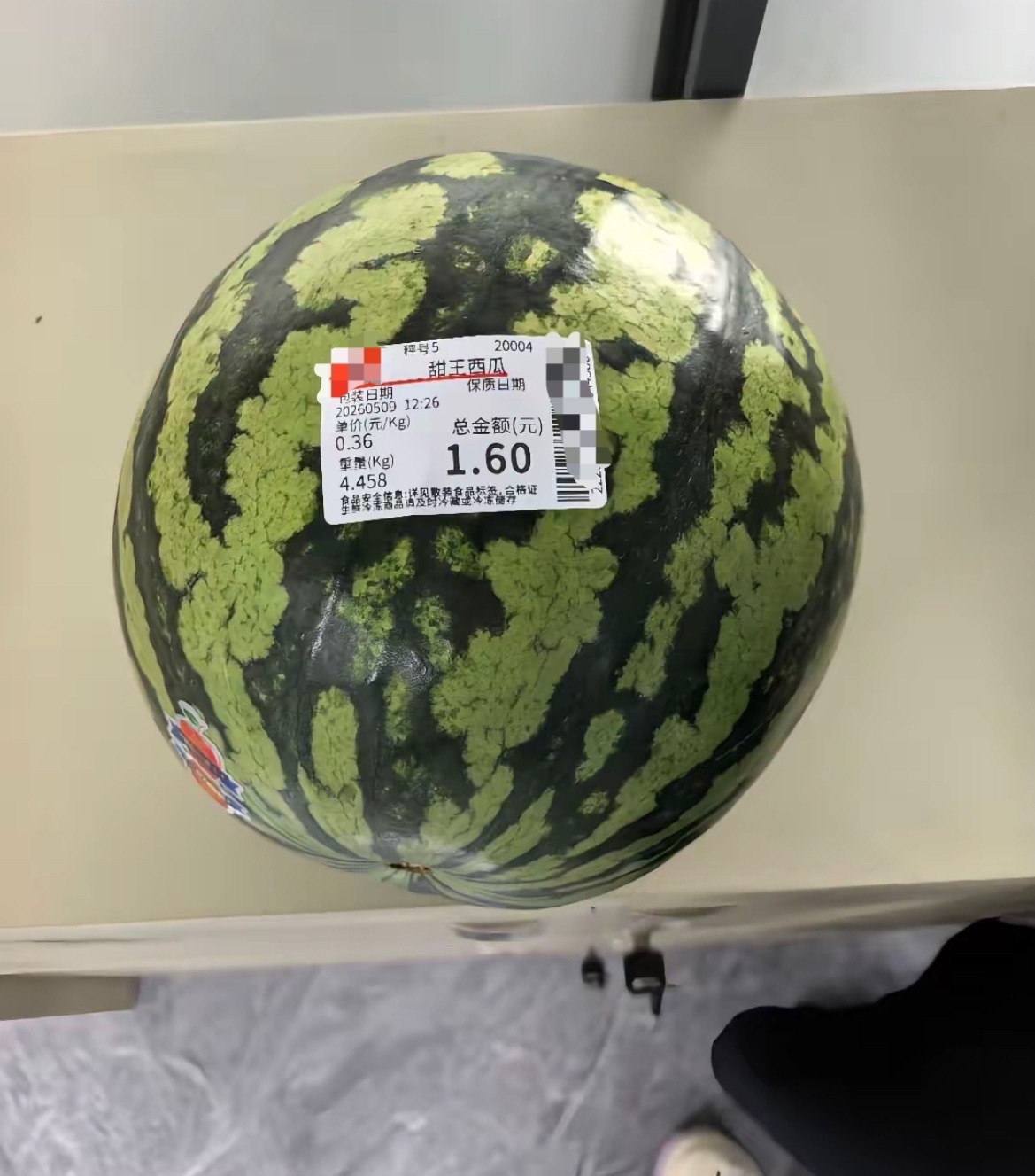 在广西让你实现水果自由南宁某超市1块6一个西瓜5月9日，网友分享：广西南宁某超市