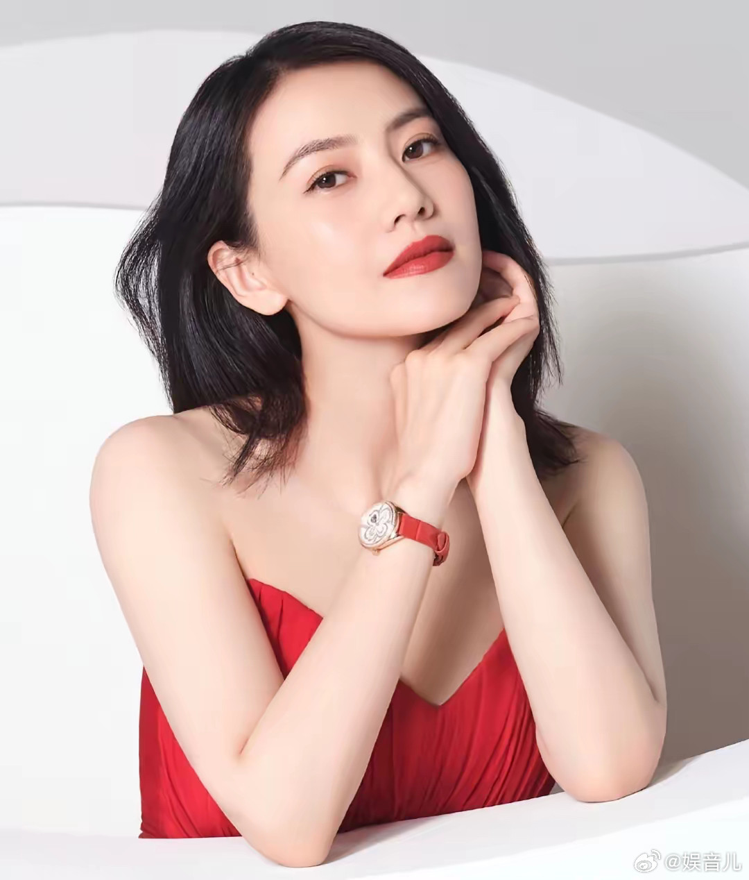 主持人问高圆圆:“你的朋友多不多？”高圆圆说:“我是一个生活中几乎没有什么社交的