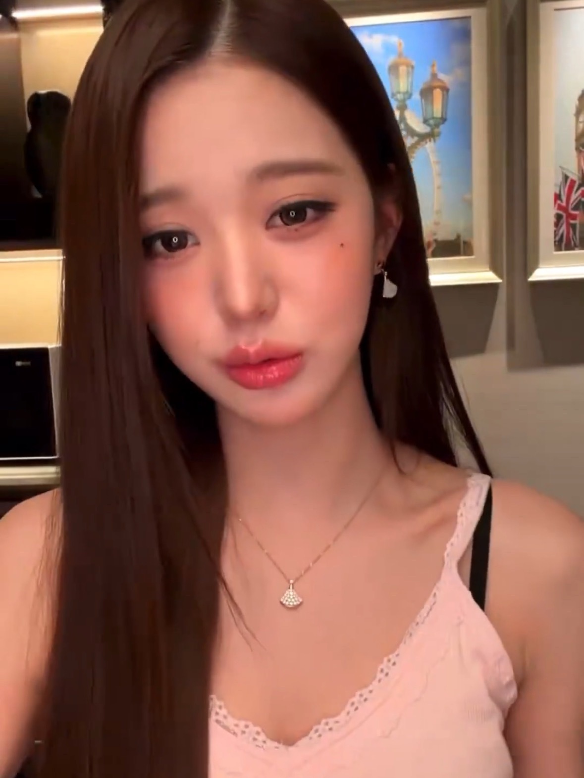被粉丝的话感动于是化身八字眉撅嘴小猪好可爱好爱你好想哭