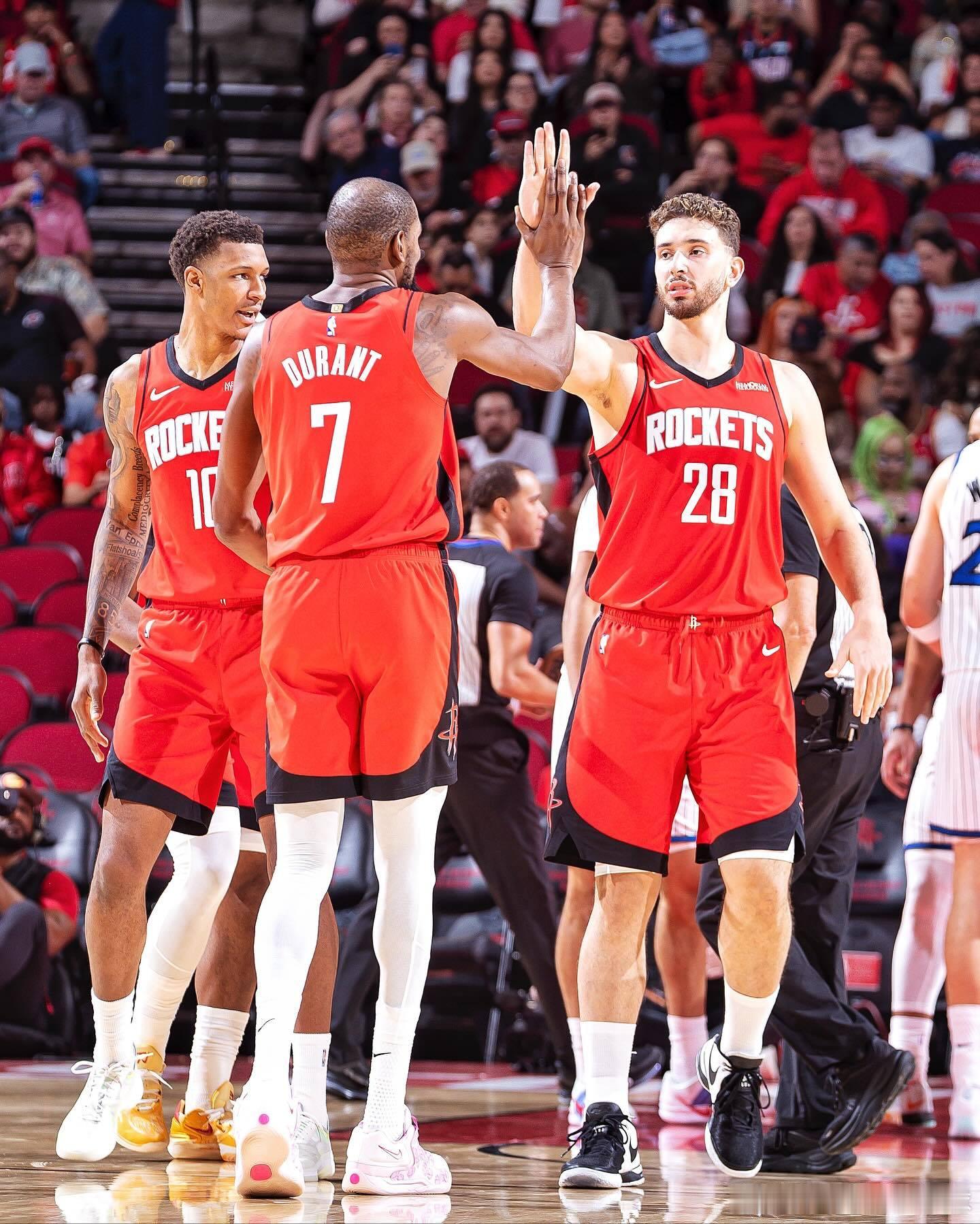 今日NBA官方发文总结了火箭本赛季至今表现，具体如下：15次入选NBA全明星的凯