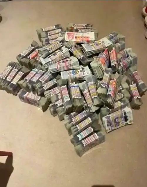什么叫洗钱？你花两块钱买的彩票，一不小心中了500万。扣完税到手400万，正美滋