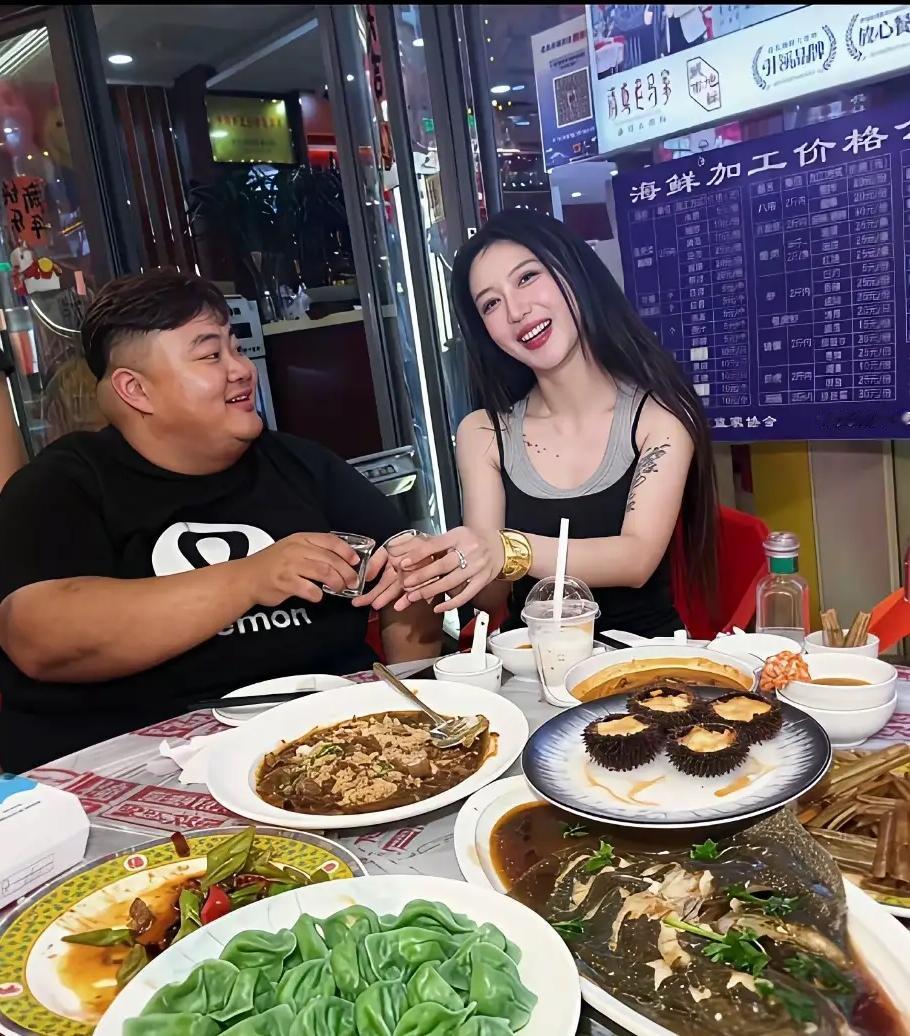 这顿海鲜，女孩吃的很满意！