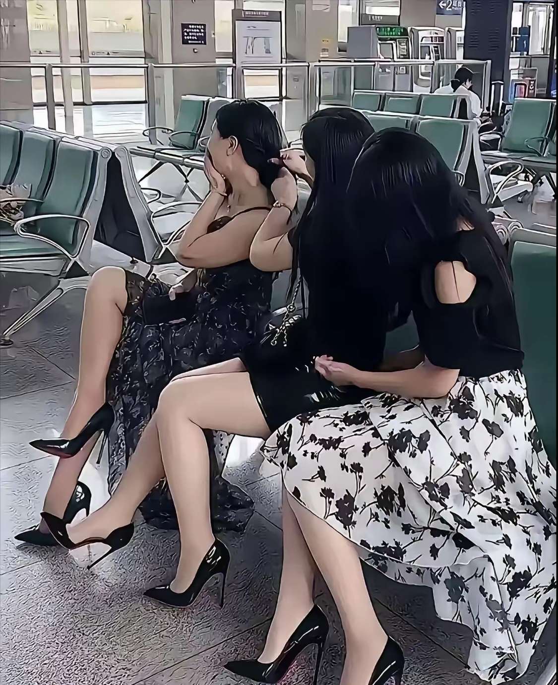 在机场看到三位超漂亮又时尚的女士，她们都穿着细高跟鞋。看她们的装扮，既不像搭飞机
