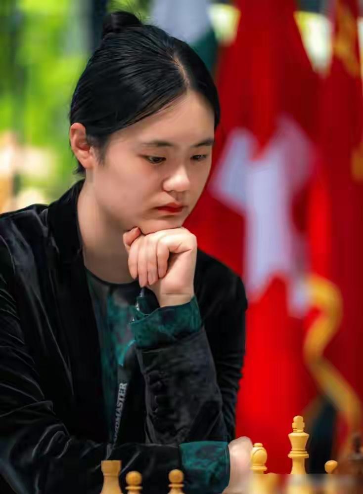 2026候选人赛第十二轮，朱锦尔和谭中怡双双获胜，朱锦尔与瓦伊莎丽并列榜首！​