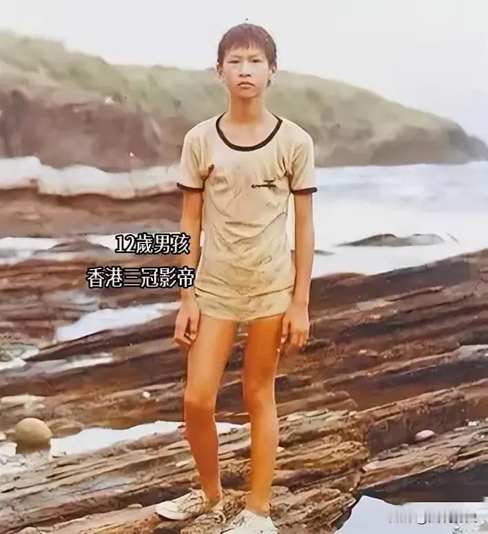 在1979年夏天，一位12岁的小男孩在海边留下这张老照片，谁能想到他多年后竟然成