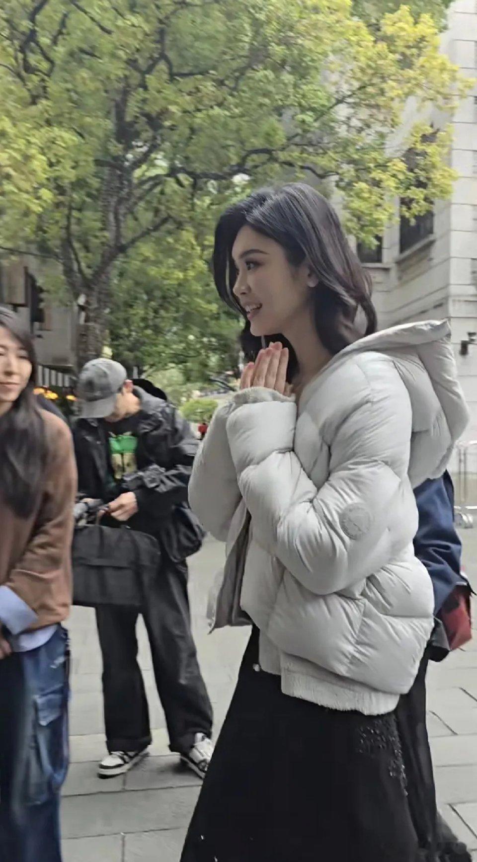 会讲粤语+港大EMBA在读，奚梦瑶一直在悄悄变优秀啊