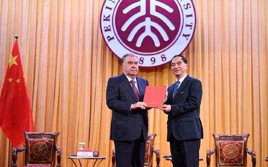 塔吉克斯坦总统抵达北京大学访问，还被授予“名誉教授”的称号！5月12日，塔吉