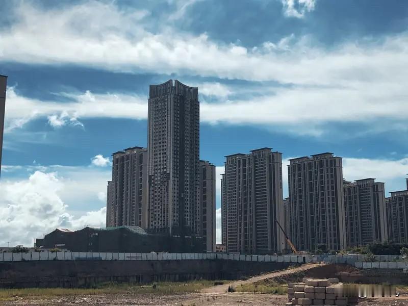 没有小城市的房地产顶着，全国的房地产就不可能回到过去。大城市是房价高，拉动的上