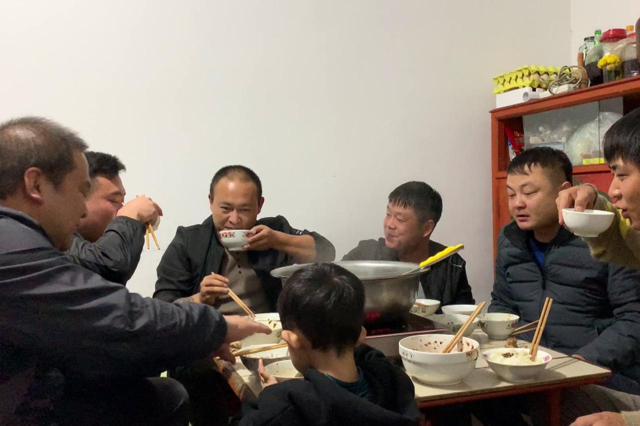 有个朋友，做小生意的，年头多了，也算小富。西安三套房，海南还有个小海景房。人呢也