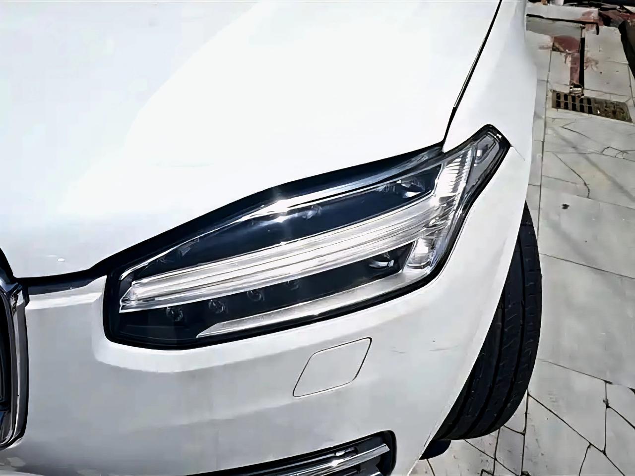 这是沃尔沃XC902017款T6至尊版。这个白色内饰当年的选装价是8500这台车