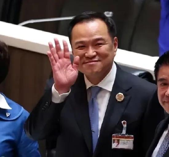 自从阿努廷当上泰国总理后就一直很低调，组阁之事还在持续推进时，阿努廷竟向全泰国高