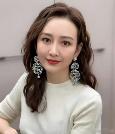我发现，比张碧晨更厉害的女人出现了，她就是王鸥，张碧晨还说了男方是谁，王鸥是