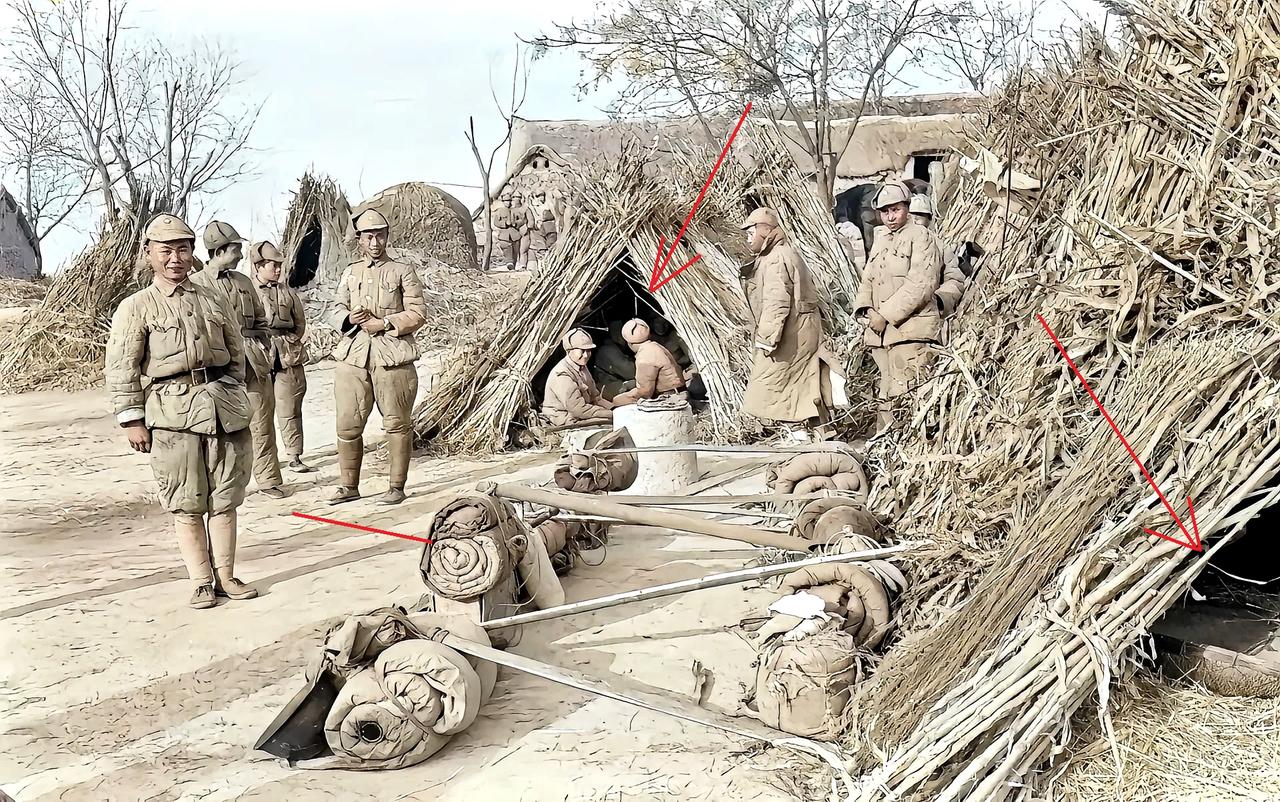 这是摄影师拍到的一支国民革命军的驻地。我们可以看到即使是国民革命军的正规军队，住