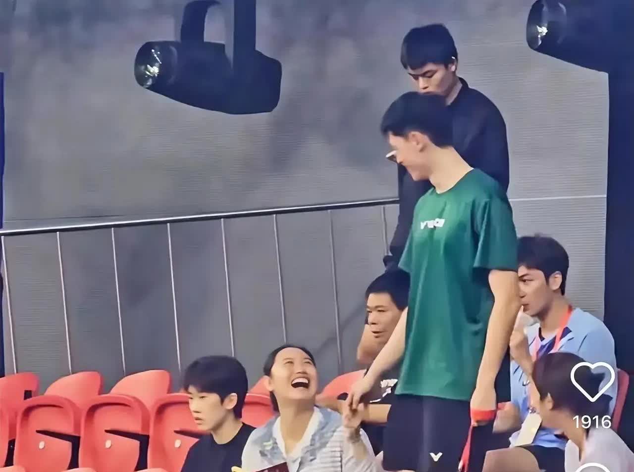 之前只知道国羽石宇奇和贾一凡关系特别好，两个人可以肆无忌惮的开玩笑和拥抱，就像亲