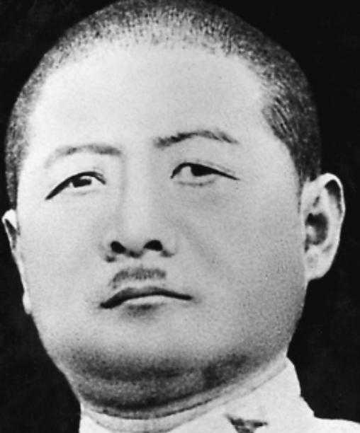 那年冬天，一个妇人沿着小路走进停尸房，衣服被雪打湿了下摆，脚步却不慢。她没吭声，