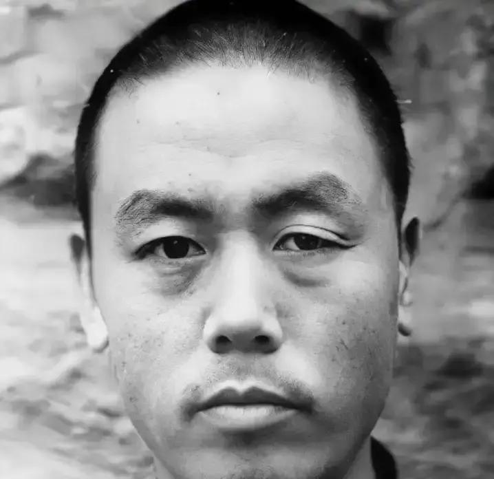 1955年，农民杨大发和妻子吵架，争吵中，妻子突然大喊："你再说，我把你的黑历史