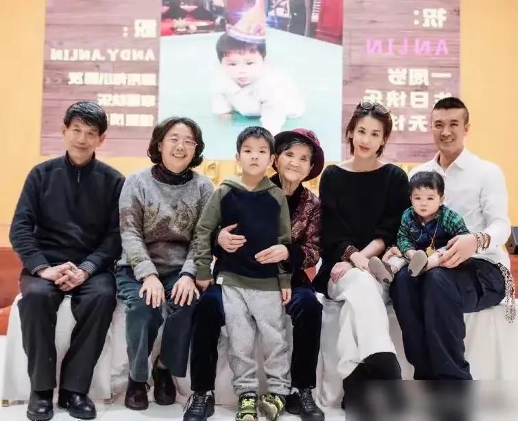 真的能看出来黄圣依父母不喜欢她进娱乐圈，一句她可以有一份的好工作，生活的普普通通