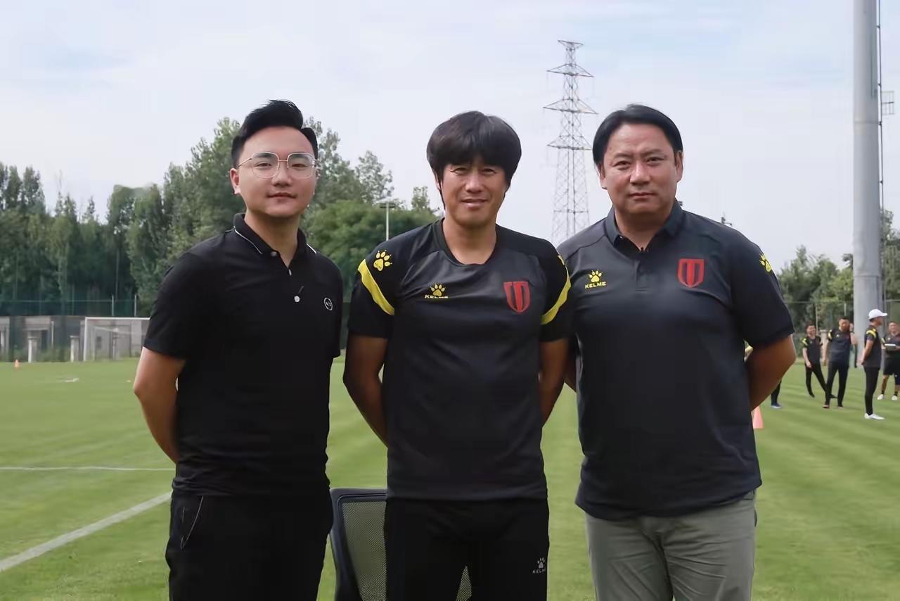 成都电视台足球解说员李贯宏和评论员张林海指导晒出中英文签名，发出“我们怎么告别呢