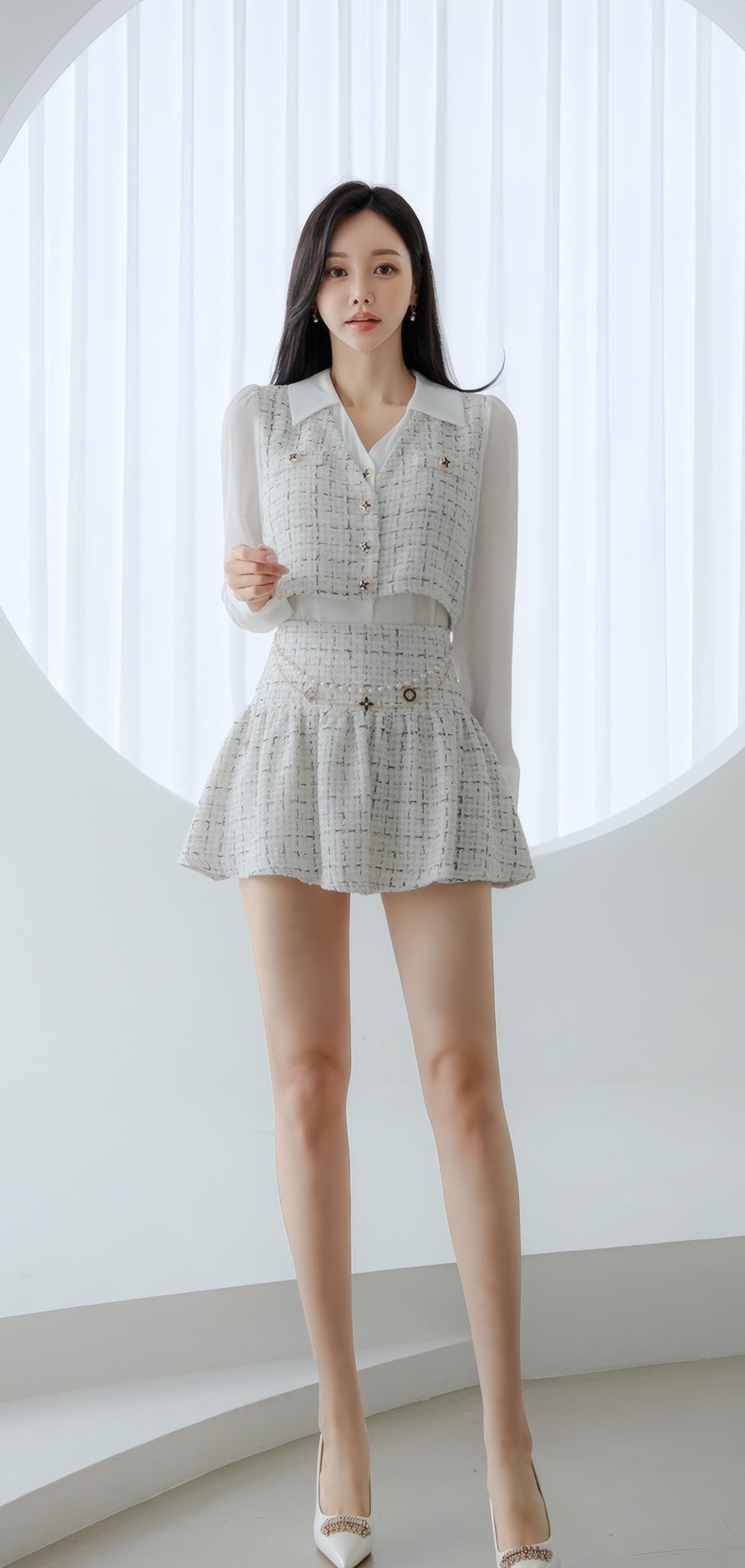 清新优雅的白色连衣裙，搭配高跟鞋，简约而不失时尚感。
