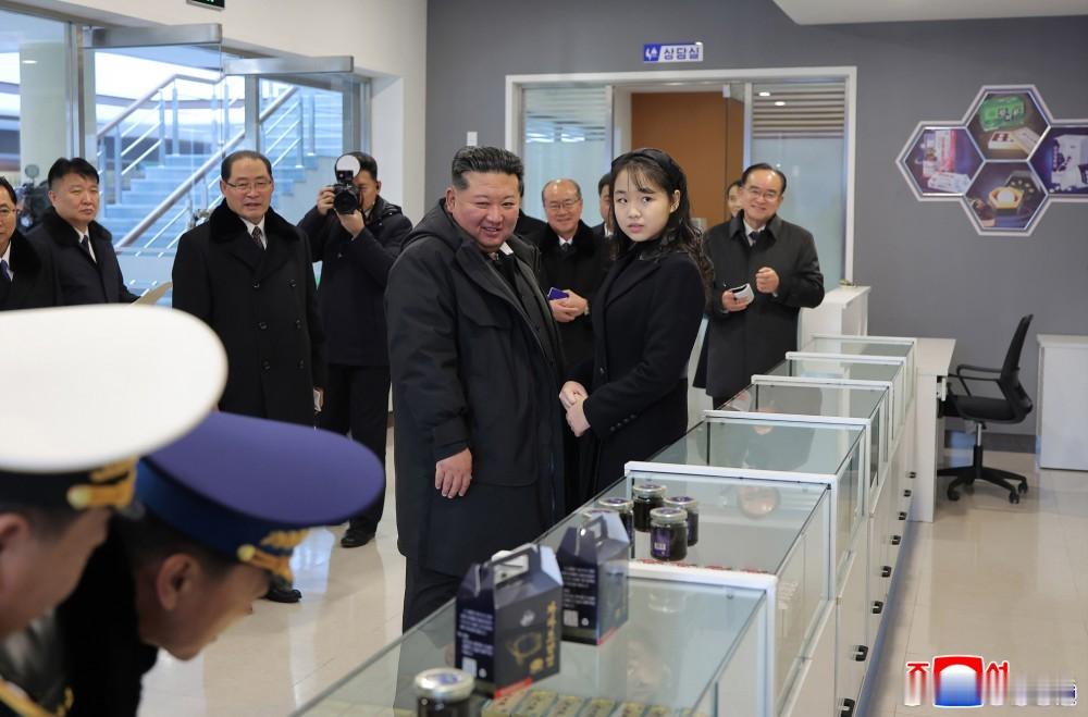 金正恩出席江东郡地方工业工厂和综合服务中心竣工典礼，女儿金主爱陪同电脑系统用的w