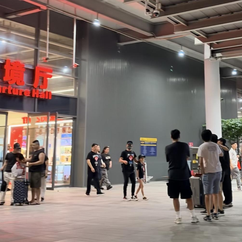 刷到一段视频。心里挺感慨。郭富城结束深圳的演唱会回到香港，身边跟着的不只是老