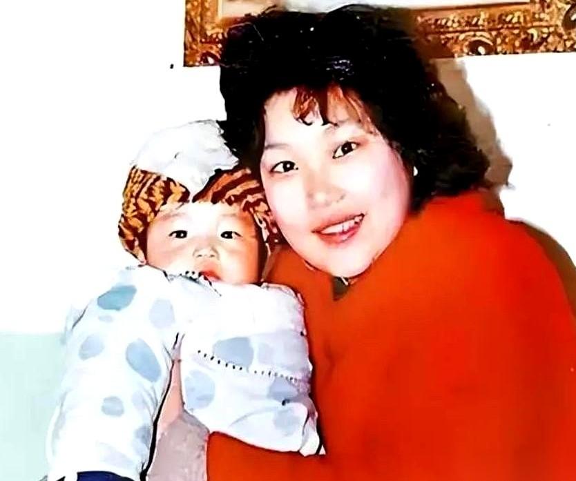 医生说，孩子宫内缺氧，重度脑瘫，建议你们放弃。就这一句话。我扭头去看我老公，