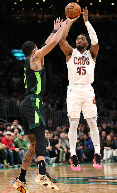 阿特金森的表现很差，米切尔也很差。哈登的表现真的让人很失望。哈登整场十几次出手