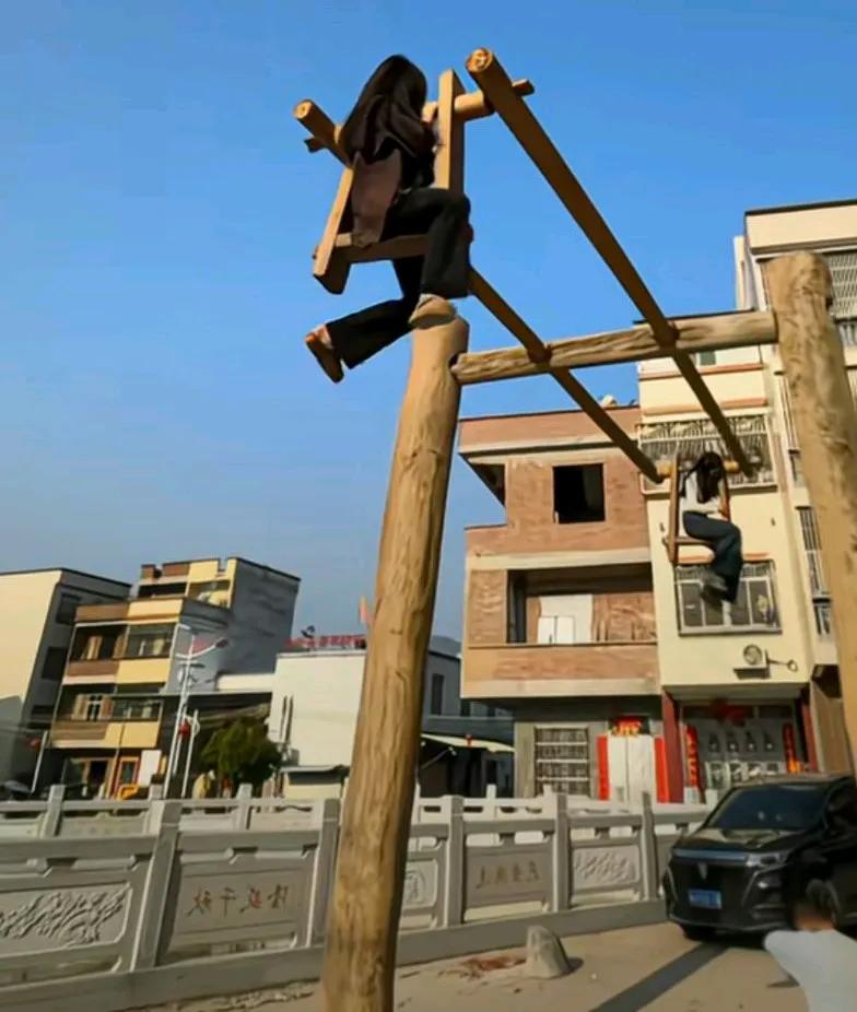 两个女生玩荡秋千，没想到重量一样下不来了，她们没有预判吗？若是一个胖子，一个瘦