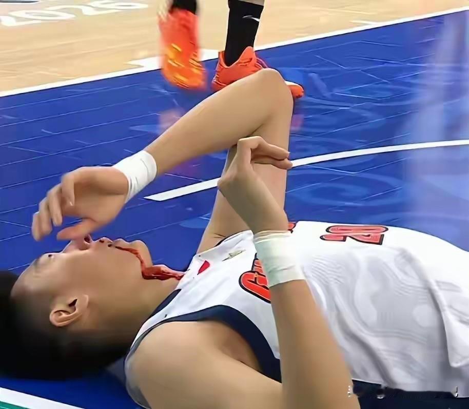 很多人看了昨晚上海跟广东的杯赛，都觉得裁判吹罚尺度有点偏上海，尤其是王哲林肘击王