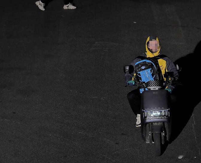 外卖小哥深夜进小区，第二天业主200万翡翠丢了？民警：查他“皮肤”来源！最近