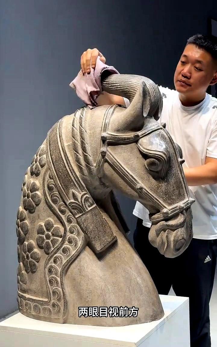北京的一位同行古玩店倒闭了，我捡漏了一个石码头。当时就觉得它造型非常特殊，具有