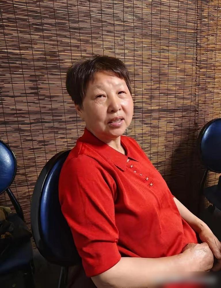 昨晚在儿子家吃饭，儿媳妇当着全家人的面犹豫了半天，终于开口："妈，我闺蜜她婆婆住