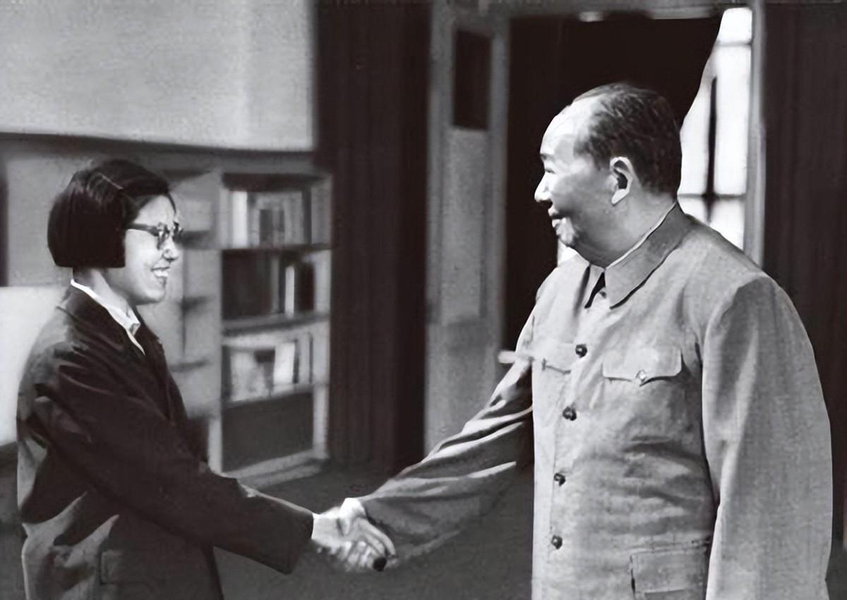 1965年北京女大学生刚走出校园，为何毛主席特批她直接被招进外交部？1971年