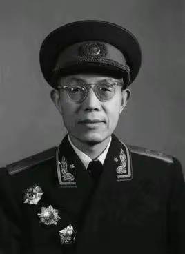 🌞1937年，西路军侦查部长欧阳毅回延安途中靠写字混口饭吃。这天，一敌兵猛