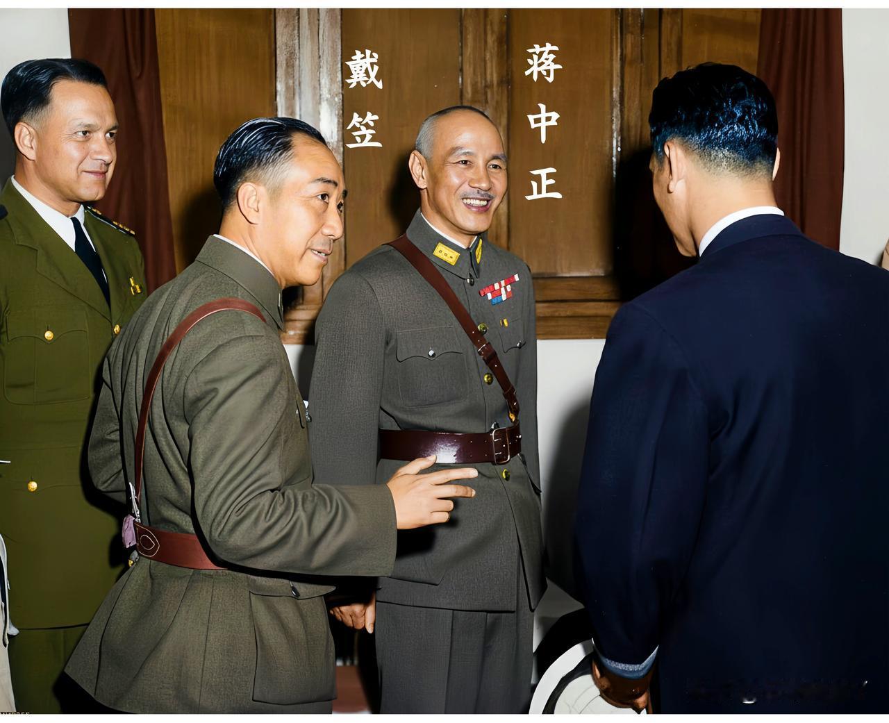 这是1943年军统副局长戴笠陪同蒋中正在重庆视察中美特种技术合作所时留下的一张老