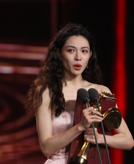 钟楚曦获奖《芳华》三美彻底拉开距离一个事业得意，一个家庭幸福，一个成人生赢家