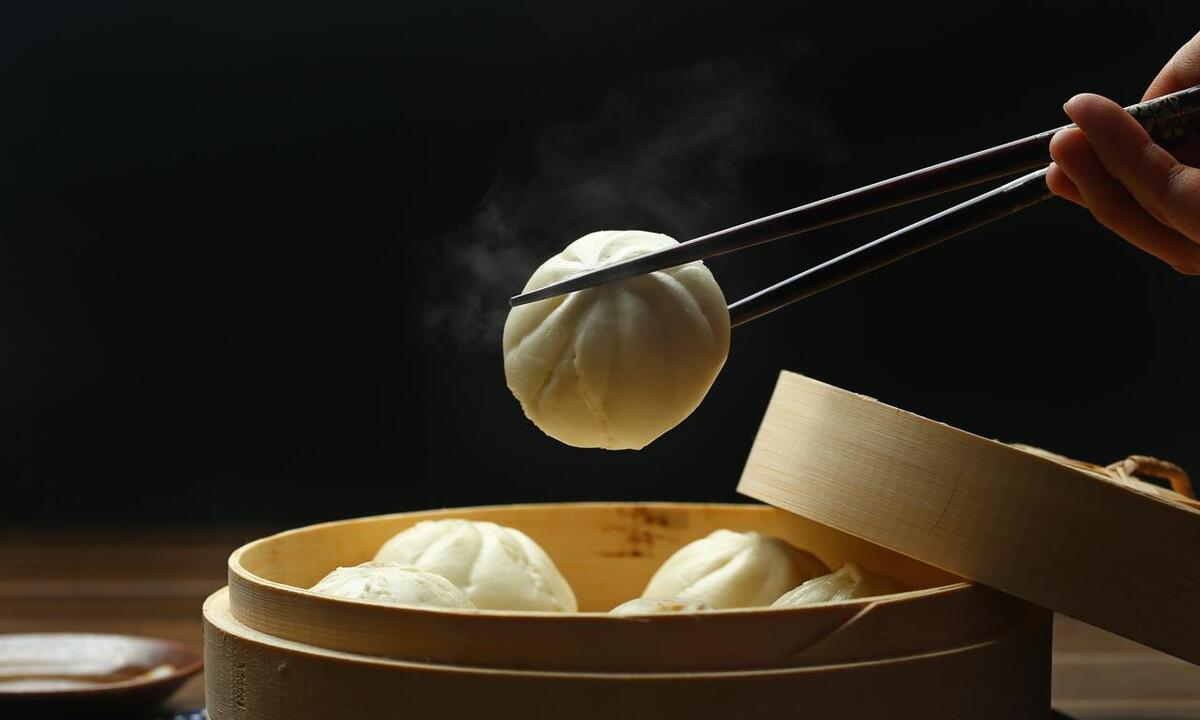 李婶的包子铺开在小学对面，每天早晨却冷冷清清。隔壁王叔的煎饼摊前总是排着长队，气