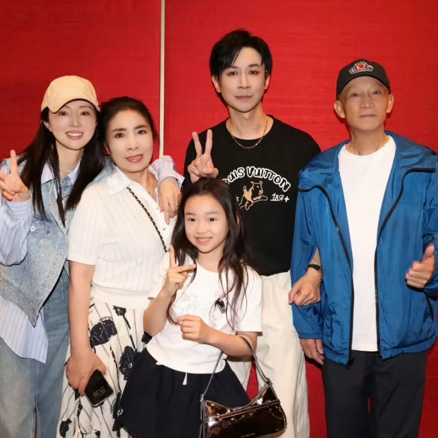 原来他早就发过全家福了当时还以为发的是明星合照​​​