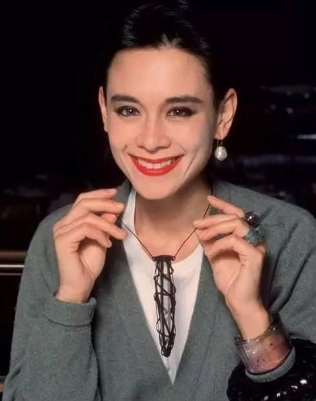 1991年，已经确诊艾滋病的美日混血超模，珠宝设计师周天娜接受媒体专访，说出一段